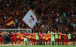 Galatasaray yeni formasını satışa sundu! Tasarıma mest olan taraftar, fiyatı görünce karalar bağladı