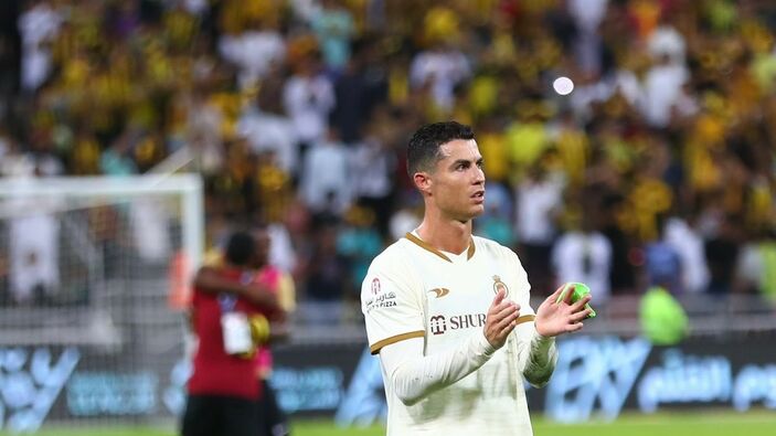 Messi tezahüratı kızdırdı: Ronaldo su şişelerini tekmeledi